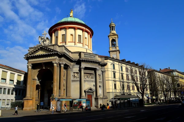 Церковь Непорочной Девы Марии (Chiesa di Santa Maria Immacolata delle Grazie) с входным барочным порталом, обрамленным колоннами