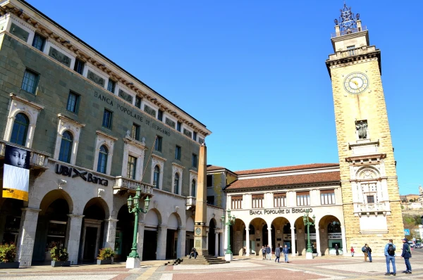 Нижний Бергамо. На пьяцца Витторио Венето (piazza Vittorio Veneto). Часовая башня, или башня павшим (Torre dei Caduti)