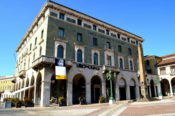 Нижний Бергамо. На пьяцца Витторио Венето (piazza Vittorio Veneto)