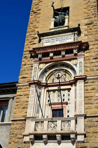 Нижний Бергамо. Фрагмент Часовой башни, или башни павшим (Torre dei Caduti)