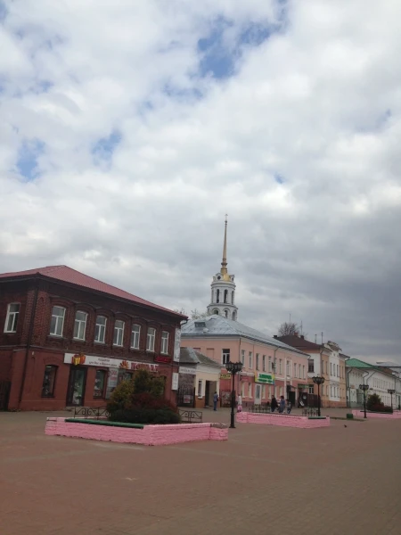 Вдали колокольня Воскресенского собора