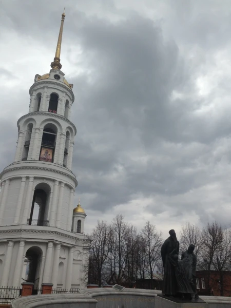 Деревянная приходская церковь Воскресения уже стояла на месте собора к 1629 году