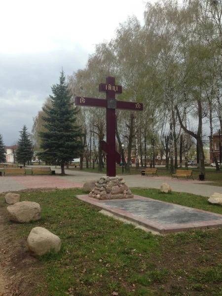 Поклонный крест в центре площади на месте, где стояла церковь Спаса Нерукотворного, взорванная в начале 30-х годов большевиками