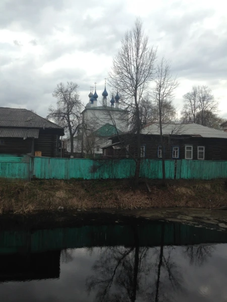 Вдали виднеются купола церкви Пресвятой Богородицы (1754 г)