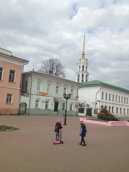 Шуйский Арбат, вдали видна колокольня