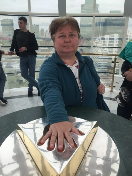 все на вершине Байтерека кладут руки в отпечаток ладони Назарбаева