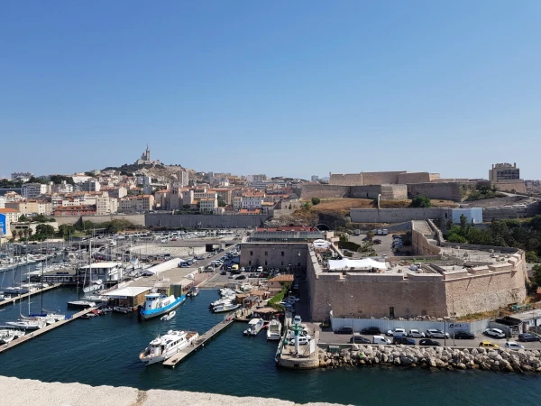 Вид с форта Сен-Жан. Впереди - Fort Ganteaume, за ним - Fort Saint-Nicolas