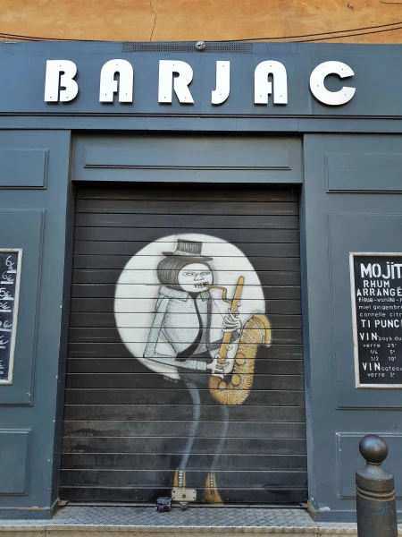 Rue de la Cathedrale украшают забавные граффити