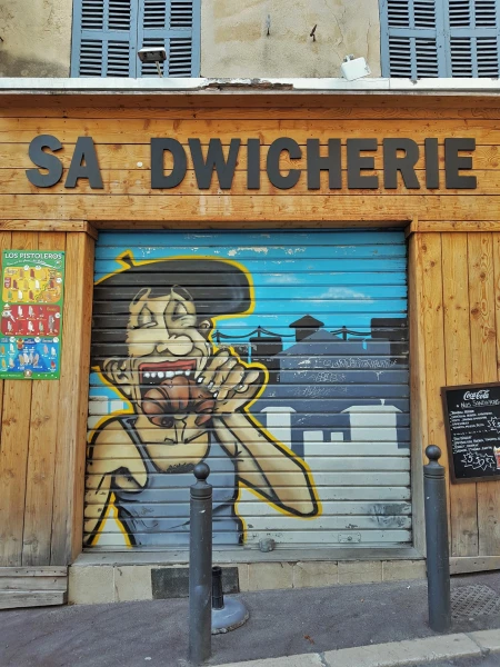 Rue de la Cathedrale украшают забавные граффити