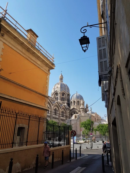 Rue de la Cathedrale выходит прямо на Кафедрал