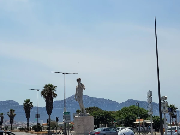 Plage du Prado. Ориентир - статуя Давида. Выходите на этой остановке