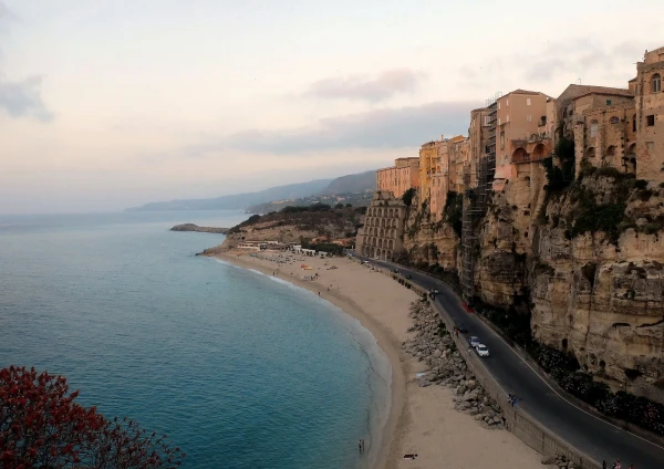 Вид на вечерний город со скалы Isola Bella 