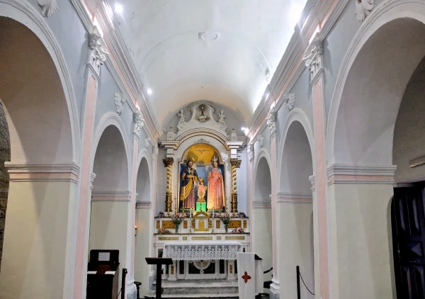 Внутри церкви Santa Maria dell' Isola очень скромно, тихо играет музыка, есть сувенирная лавка 