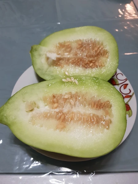 На вкус ближе к несладкой дыне
