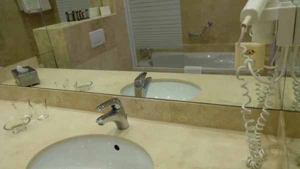 Наш номер делюкс в отеле Hotel du Grand Lac Excelsior 