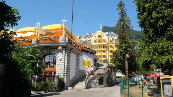 Виднеется знаменитый отель Montreux Palace