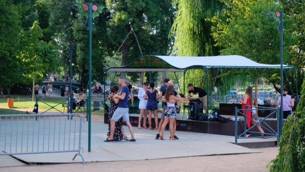 Парк Европы. Урок танцев