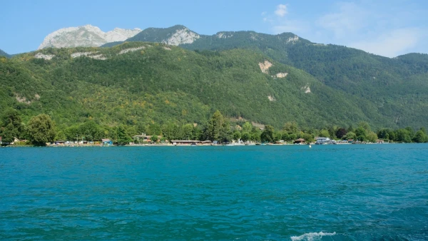 Прогулка на кораблике по озеру Анси