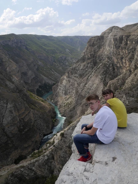 Очень глубойкий и красивый каньон
