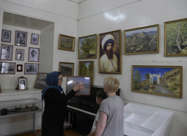 Хранительница музея рассказывает про Гуниб