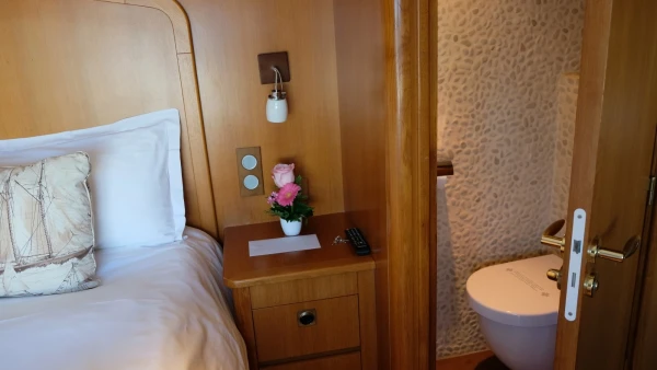 Отель Welcome. Наш номер Suite Boat Cabin