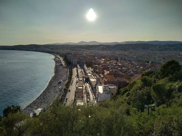 Вид с Замковой горы на Английскую набережную и старый город
