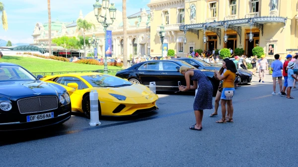 Туристы фоткают Ламборгини)