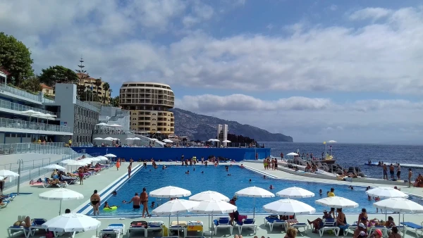 Бассейны здесь с океанской водой. На заднем плане Pestana Palms