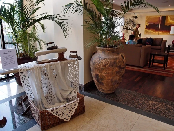 Лобби Porto Mare, экспозиция, посвященная кружеву Мадейры