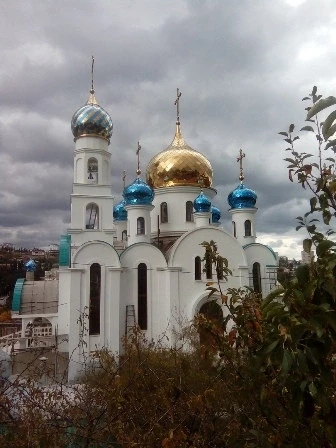 Строящаяся церковь  царственных мучеников