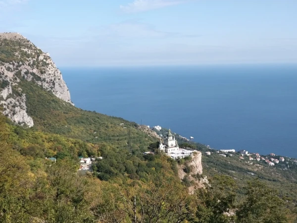 Внизу  Храм Воскресения Христова 