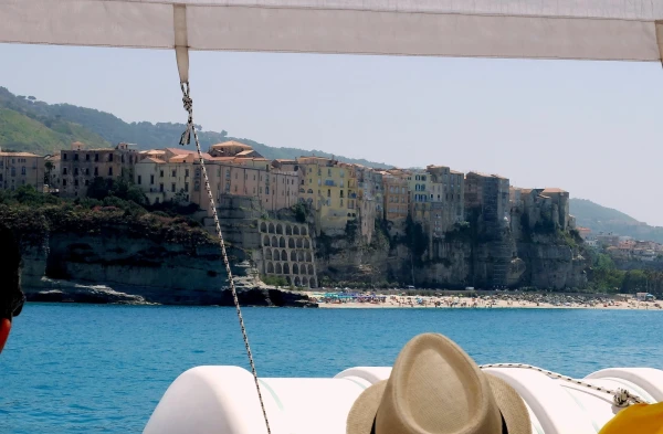 Вид на город Тропея (Tropea) с моря 