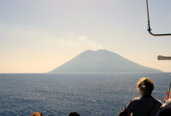 Подходим к острову-вулкану Стромболи (Stromboli) 