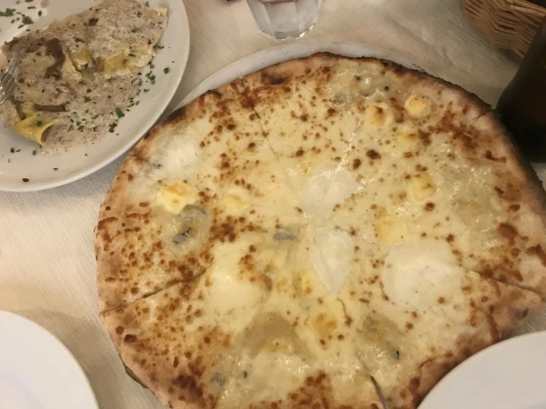 quatro formaggio pizza