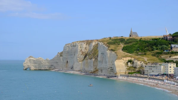 Falaise D'Amont, Нотр Дам де ла Гард и Белая птица - памятник французским авиаторам, которые пропали, пытаясь совершить первый беспосадочный рейс из Парижа в Нью-Йорк