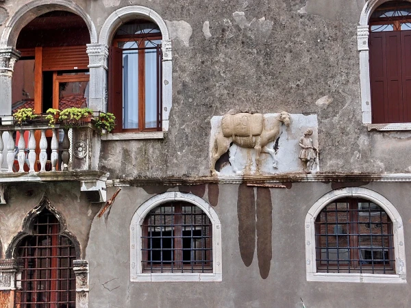 Palazzo Mastelli o del Cammello. Ну - собственно верблюд действительно в наличии)))