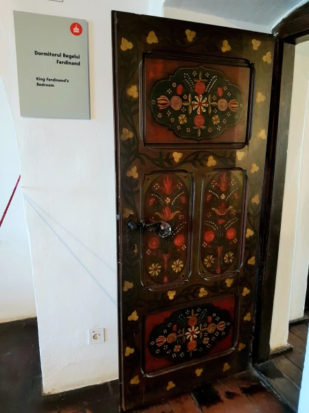 Расписные двери замка
