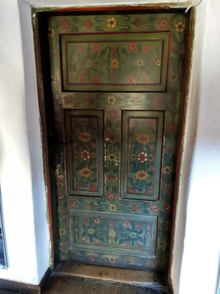 Расписные двери замка