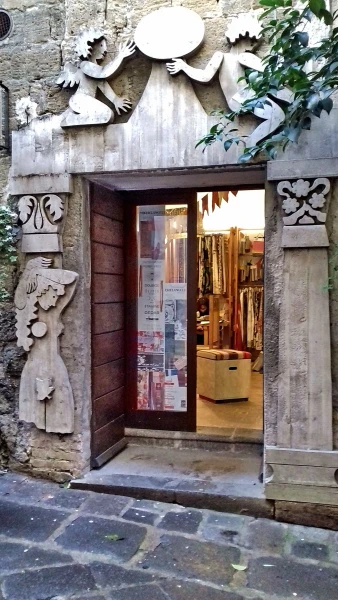 С деревом тут работать умеют!