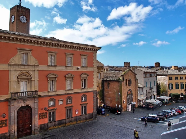 Самый шикарный отель Орвието Grande Albergo Reale и Торре дель Моро над ним