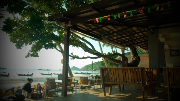 Пляж Сайри Бич (Sairee Beach) - в обычные времена самое тусовочное место острова. Сейчас же - спокойнейший и приятнейший пляж