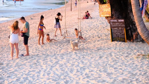 Пляж Сайри Бич (Sairee Beach). Вполне себе мирная жизнь на пляже...Никто будто бы и слыхом не слыхивал о вирусах зловредных