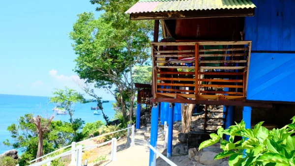Домики на ножках на Фридом Бич