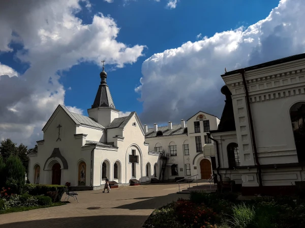 На территории Собора Трёх Святителей