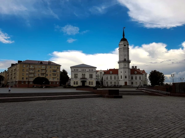 На площади Славы. Вид на городскую Ратушу