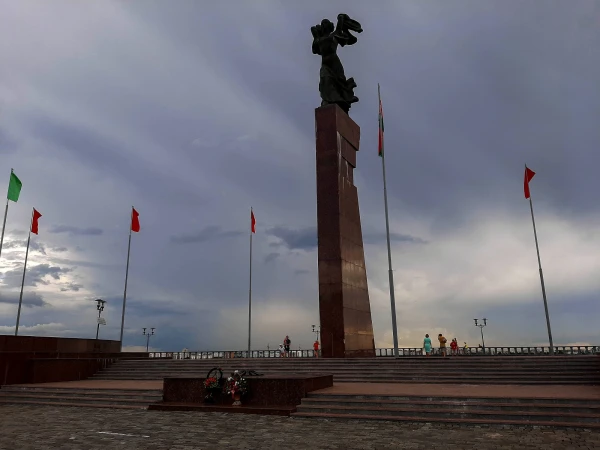На площади Славы