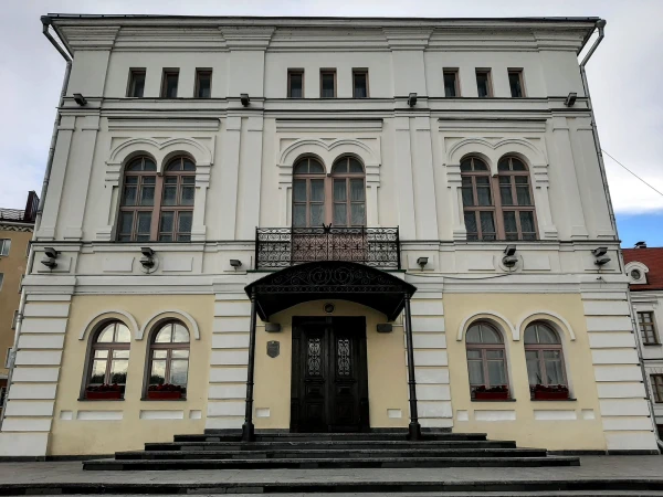 На площади Славы. Здание бывшего городского Собрания