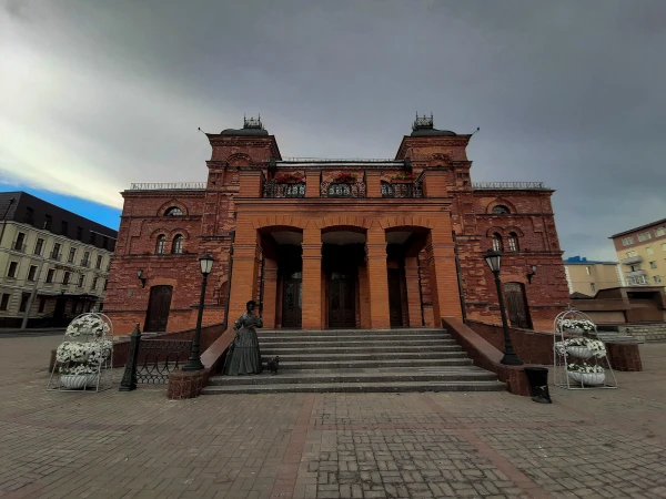 На Театральной площади. Здание могилевского драматического театра