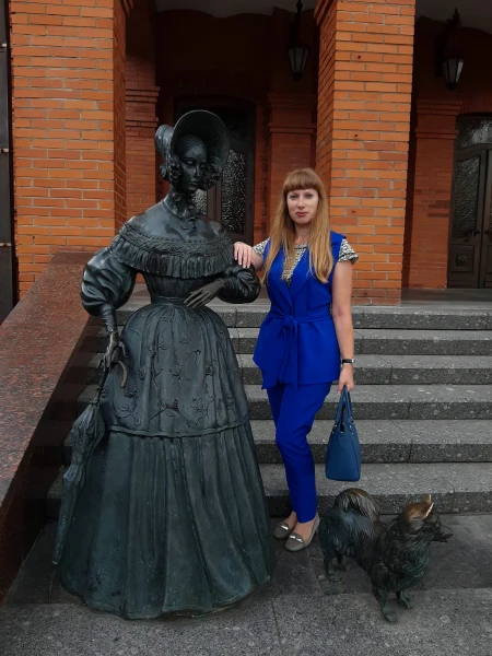 На Театральной площади. У памятника Даме с собачкой