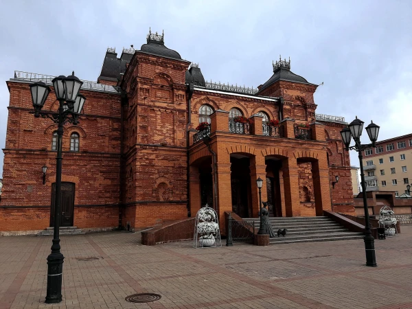 На Театральной площади. Здание могилевского драматического театра